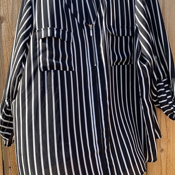 Take 50% OFF- Cato Women’s V-neck Blouse Striped, Size-26/28W - Picture 4 of 9